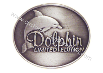 Kundengebundener antike Versilberung gebogener Delphin-Ausweis, Zinn-Andenken-Ausweise für Becher