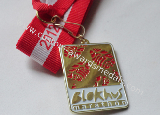 Blokhus-Marathon-Medaillen-weiches Email, Kupfer, das mit Vergolden, lang 2 Farbband stempelt